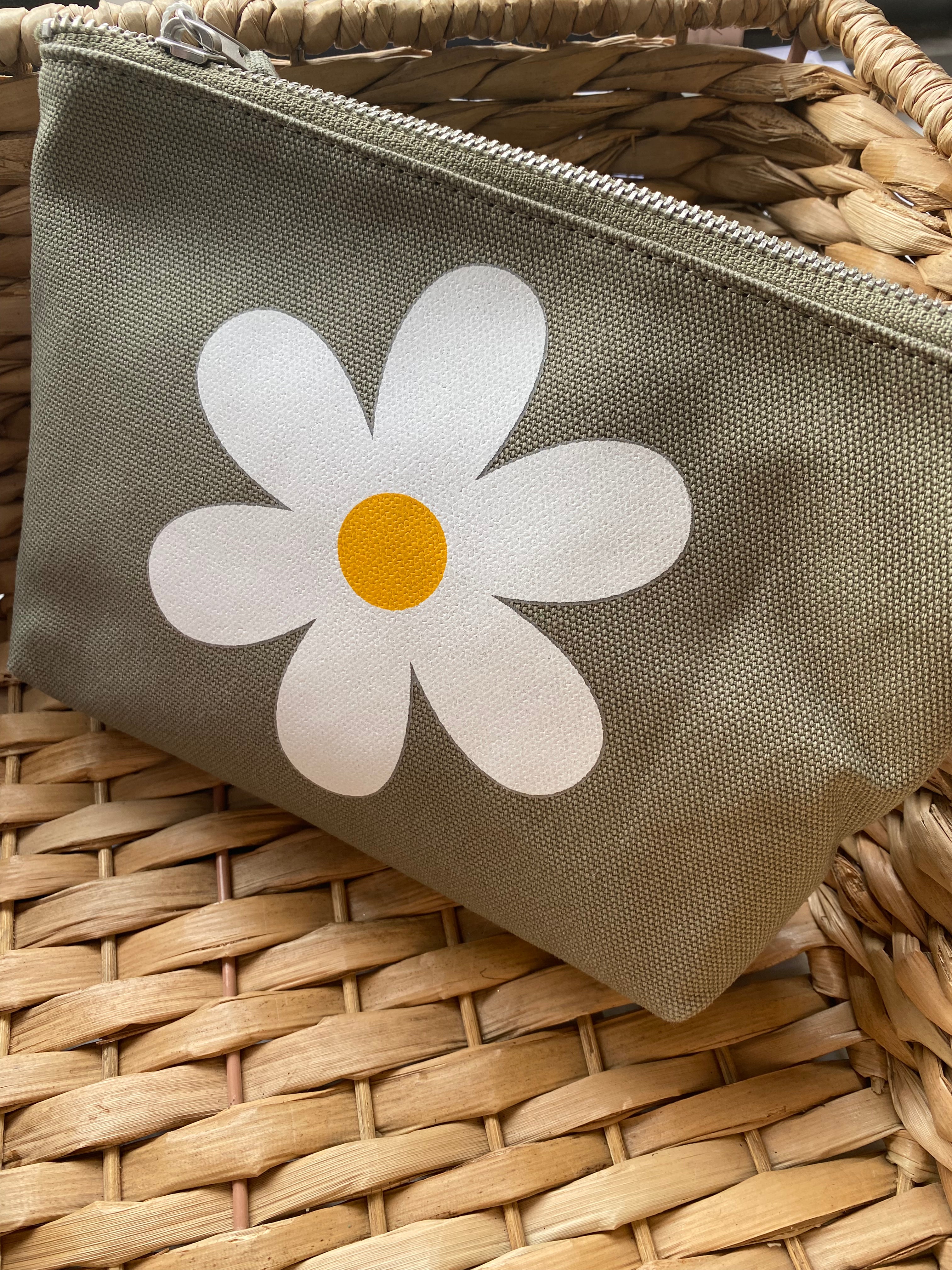 Makeup Bag Olive with White/Yellow Daisy - Quilted Koala